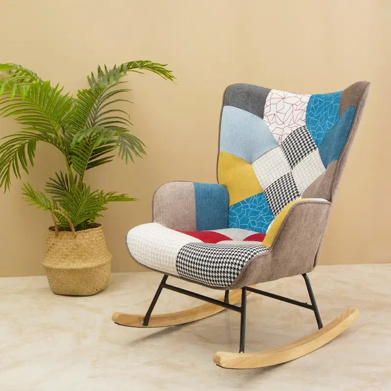 Fotel bujany z tkaniny z połowy wieku z drewnianymi nogami i lnianą tapicerką w stylu patchworku