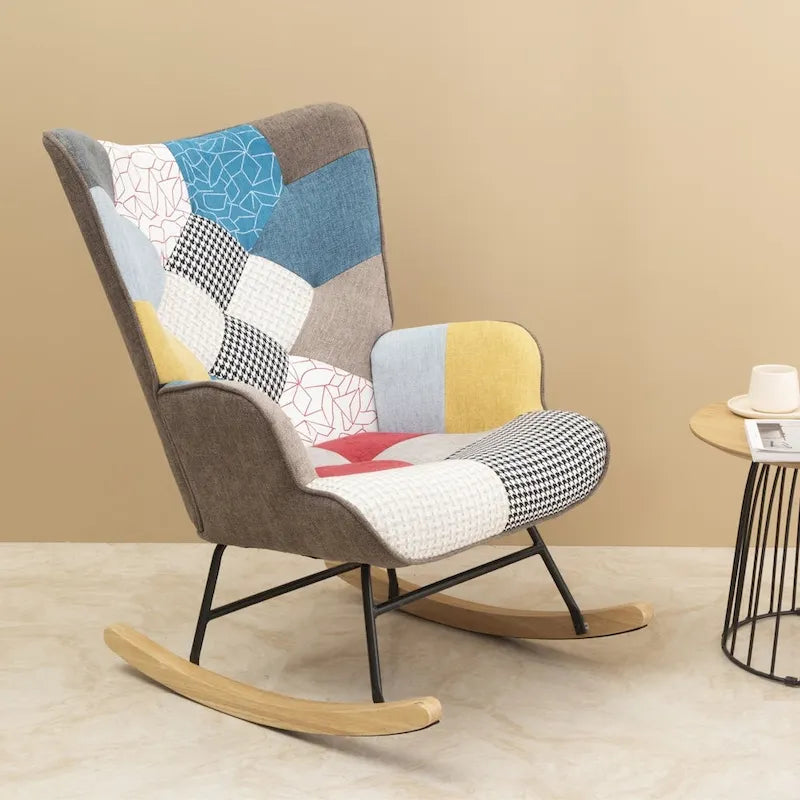 Fotel bujany z tkaniny z połowy wieku z drewnianymi nogami i lnianą tapicerką w stylu patchworku