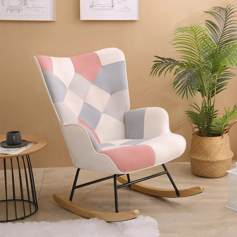 Fotel bujany z tkaniny z połowy wieku z drewnianymi nogami i lnianą tapicerką w stylu patchworku