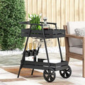 Nowoczesny wózek barowy z żelazną ramą, inspirowany taczką, z uchwytami na butelki wina i mobilnymi kółkami.