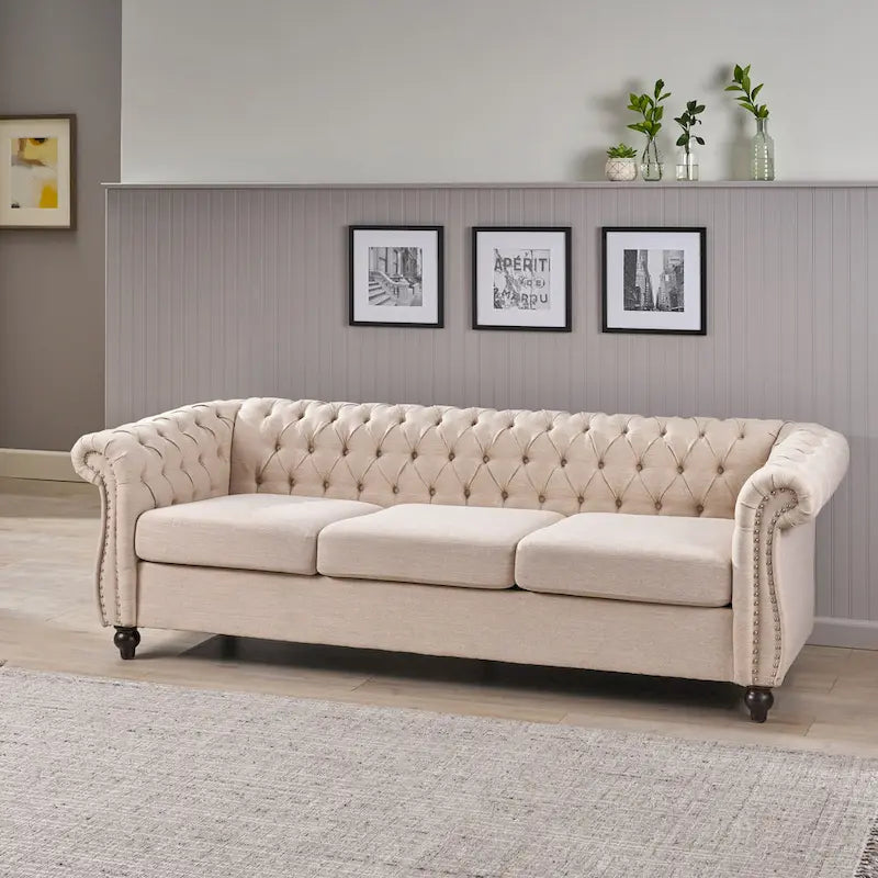 Beżowa trzyosobowa sofa Chesterfield z pikowaniem i nitami
