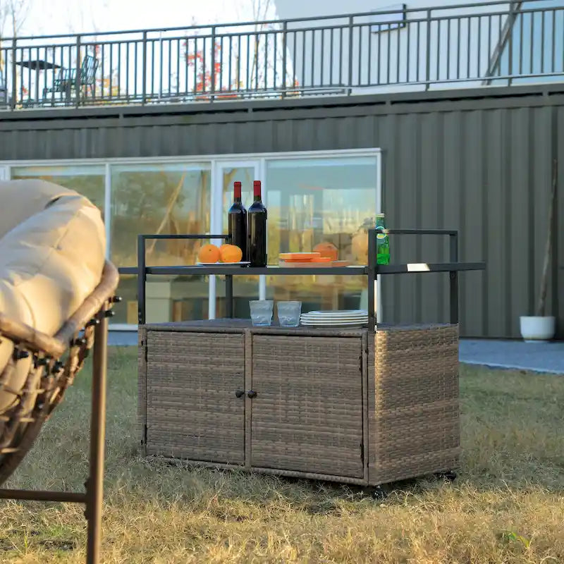 Chariot de bar en osier pour terrasse extérieure avec armoire de rangement et plateau en verre, table de bar à boissons en rotin roulante avec roues à 360° et étagère ouverte