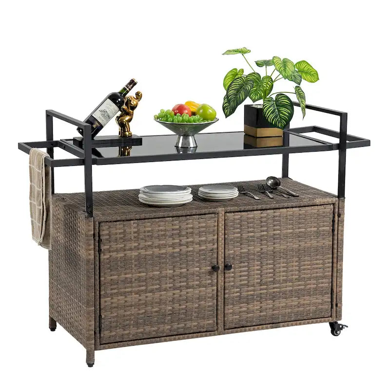 Chariot de bar en osier pour terrasse extérieure avec armoire de rangement et plateau en verre, table de bar à boissons en rotin roulante avec roues à 360° et étagère ouverte