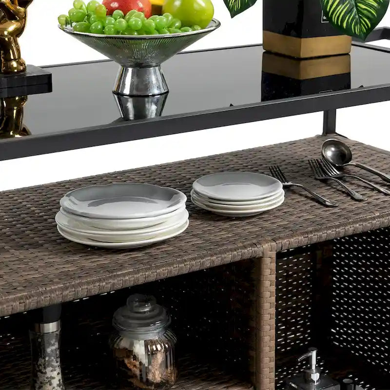 Chariot de bar en osier pour terrasse extérieure avec armoire de rangement et plateau en verre, table de bar à boissons en rotin roulante avec roues à 360° et étagère ouverte