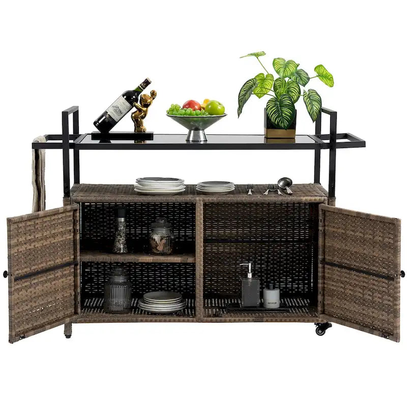 Chariot de bar en osier pour terrasse extérieure avec armoire de rangement et plateau en verre, table de bar à boissons en rotin roulante avec roues à 360° et étagère ouverte