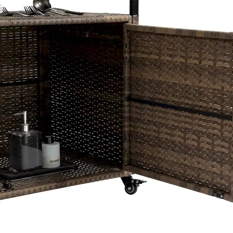 Chariot de bar en osier pour terrasse extérieure avec armoire de rangement et plateau en verre, table de bar à boissons en rotin roulante avec roues à 360° et étagère ouverte