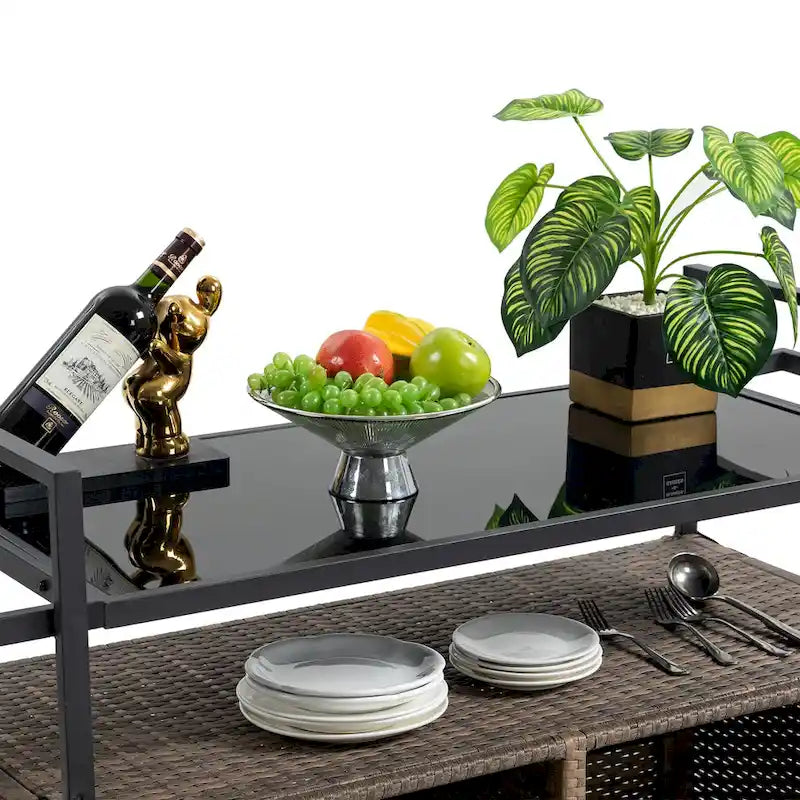 Chariot de bar en osier pour terrasse extérieure avec armoire de rangement et plateau en verre, table de bar à boissons en rotin roulante avec roues à 360° et étagère ouverte