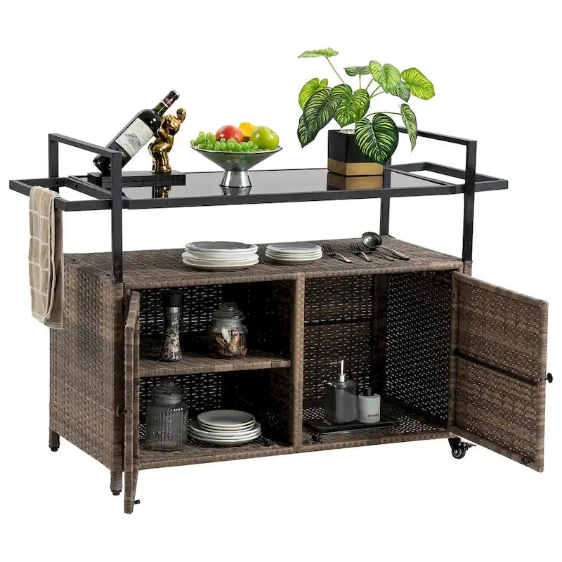 Chariot de bar en osier pour terrasse extérieure avec armoire de rangement et plateau en verre, table de bar à boissons en rotin roulante avec roues à 360° et étagère ouverte