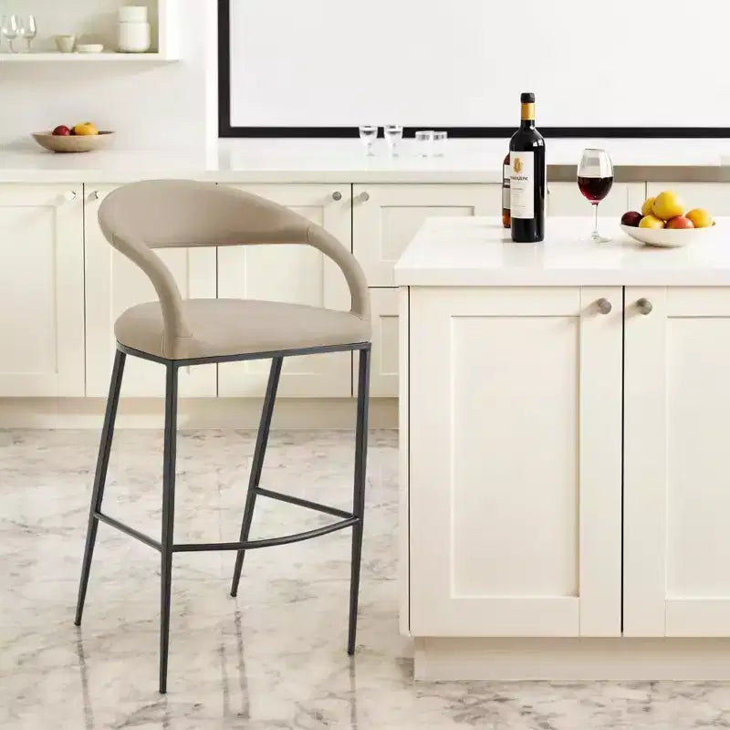 Tabouret de bar en similicuir beige et noir avec accoudoirs, dossier bas, 1 place