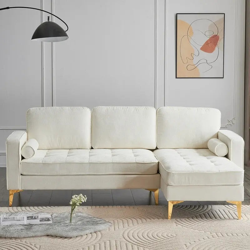 Trzyosobowa modułowa sofa pokojowa ze złotymi nóżkami trójnogami