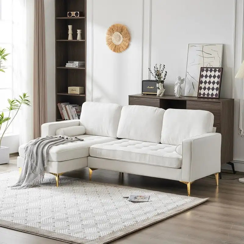 Trzyosobowa modułowa sofa pokojowa ze złotymi nóżkami trójnogami