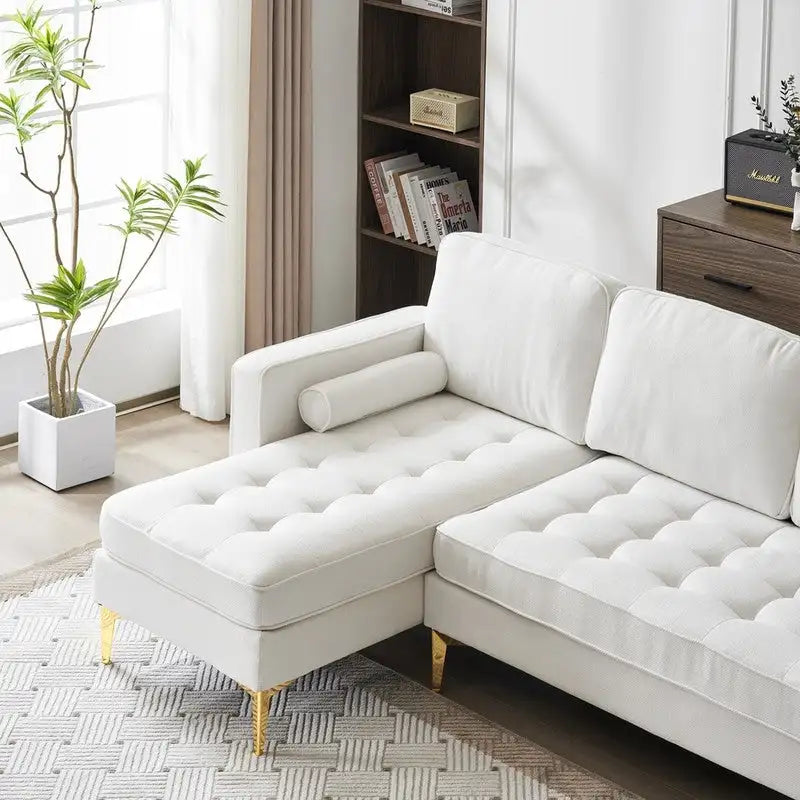 Trzyosobowa modułowa sofa pokojowa ze złotymi nóżkami trójnogami