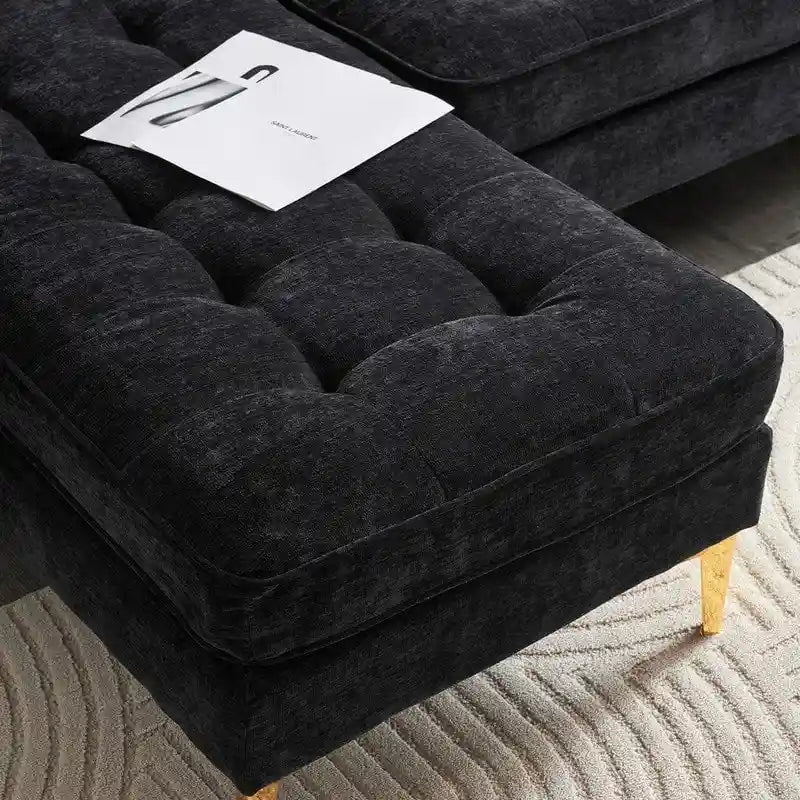 Trzyosobowa modułowa sofa pokojowa ze złotymi nóżkami trójnogami