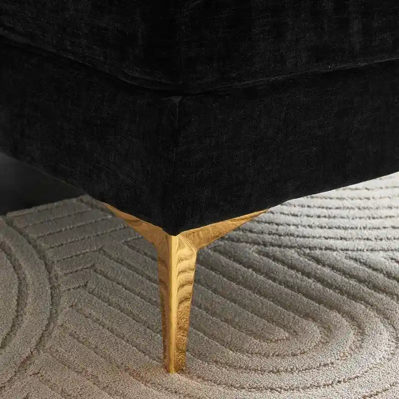 Trzyosobowa modułowa sofa pokojowa ze złotymi nóżkami trójnogami
