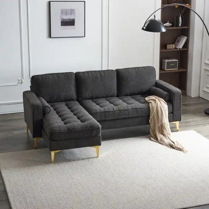 Trzyosobowa modułowa sofa pokojowa ze złotymi nóżkami trójnogami