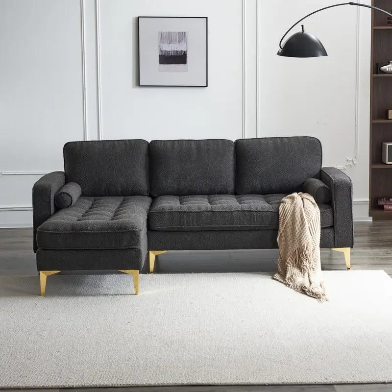 Trzyosobowa modułowa sofa pokojowa ze złotymi nóżkami trójnogami