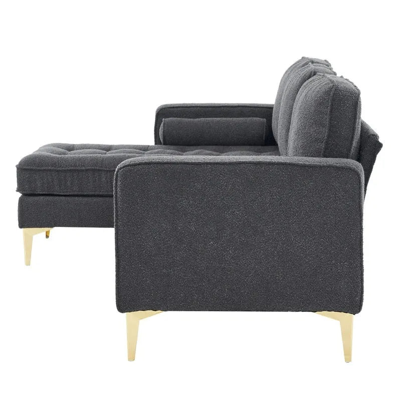 Trzyosobowa modułowa sofa pokojowa ze złotymi nóżkami trójnogami