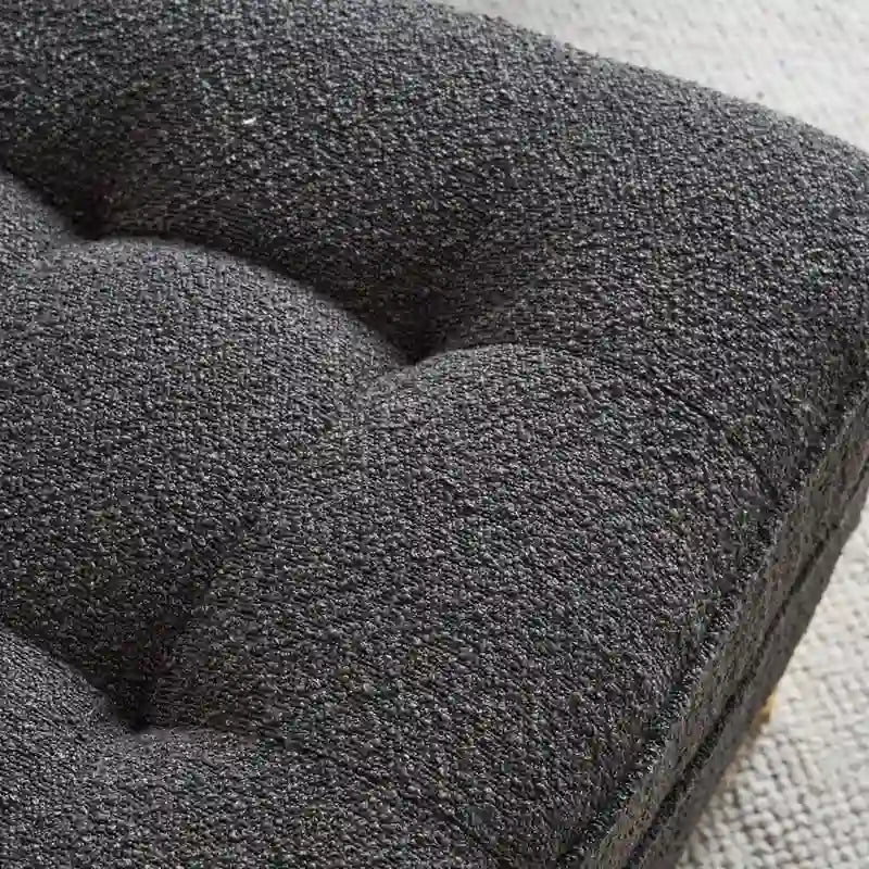 Trzyosobowa modułowa sofa pokojowa ze złotymi nóżkami trójnogami