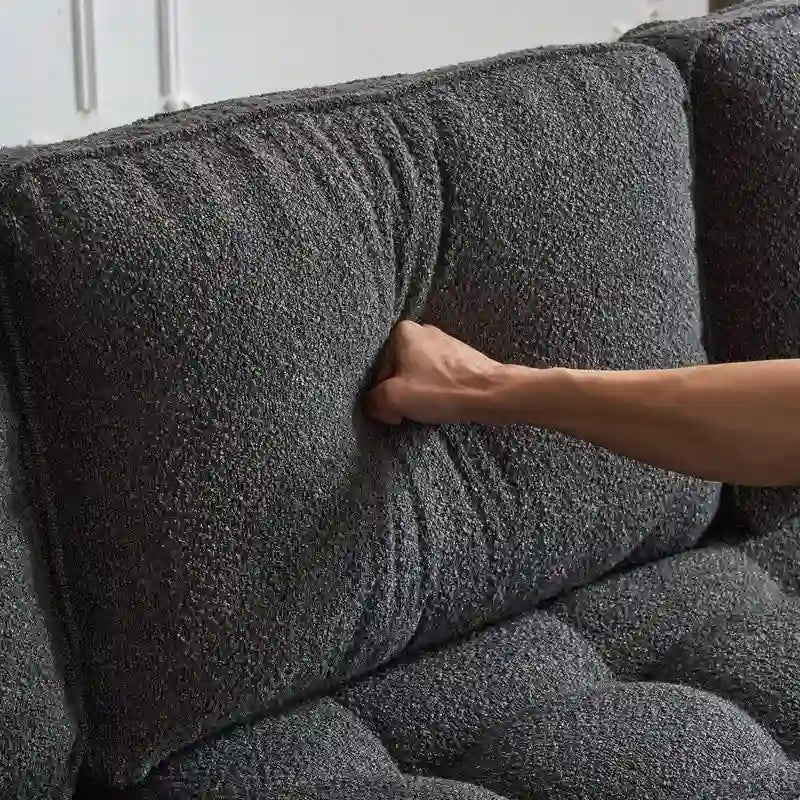 Trzyosobowa modułowa sofa pokojowa ze złotymi nóżkami trójnogami