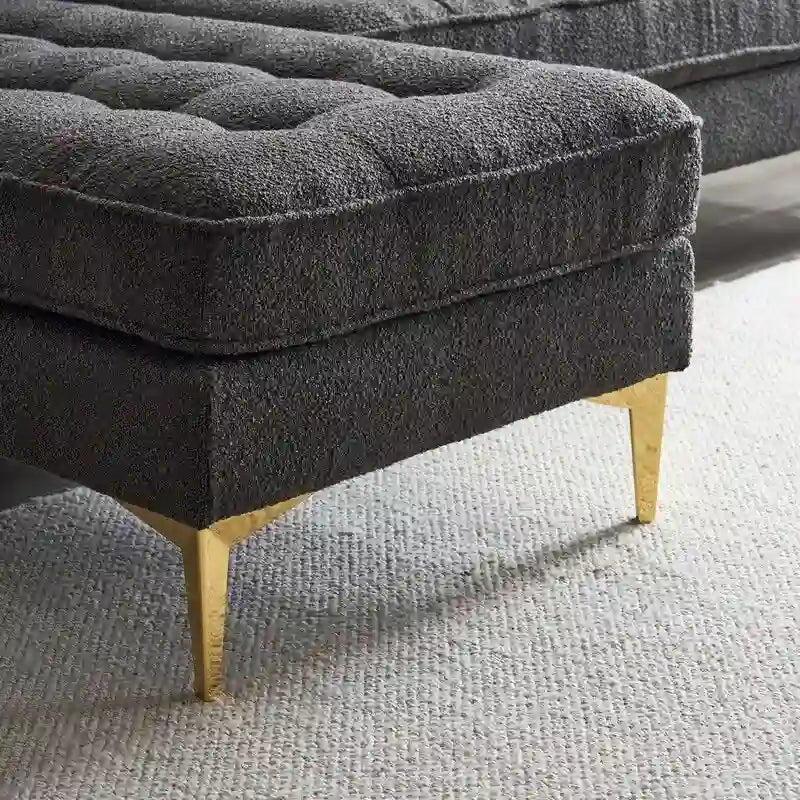 Trzyosobowa modułowa sofa pokojowa ze złotymi nóżkami trójnogami
