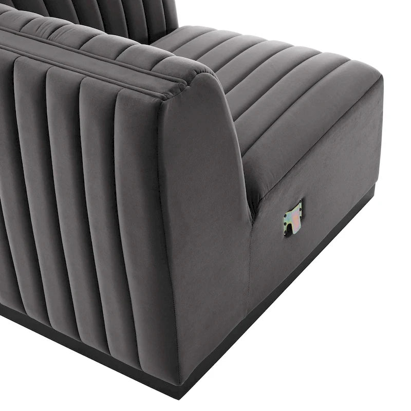 Tapicerowana dwuosobowa sofa Conjure Channel z aksamitu performance