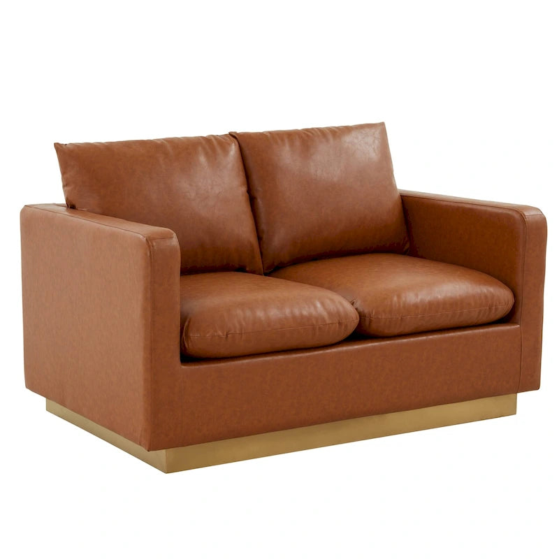 LeisureMod Nervo Nowoczesna Skórzana Sofa Dwuoosobowa ze Złotą Podstawą i Poduszkami - 55.9