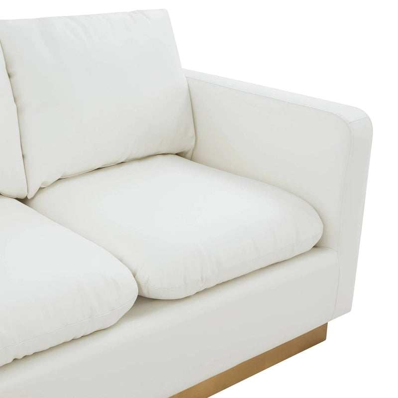 LeisureMod Nervo Nowoczesna Skórzana Sofa Dwuoosobowa ze Złotą Podstawą i Poduszkami - 55.9