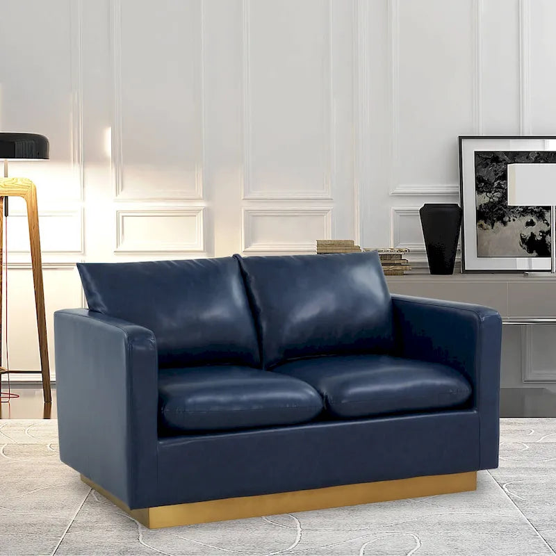 LeisureMod Nervo Nowoczesna Skórzana Sofa Dwuoosobowa ze Złotą Podstawą i Poduszkami - 55.9