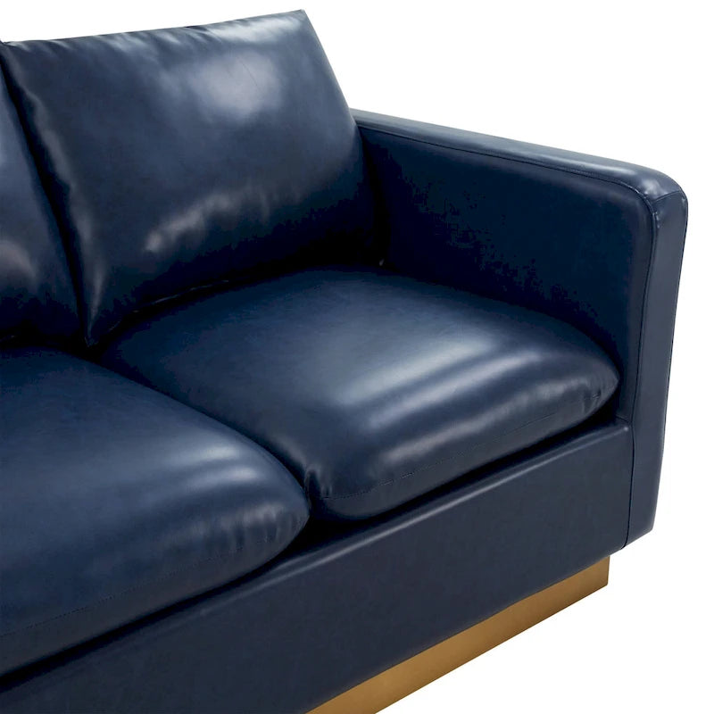 LeisureMod Nervo Nowoczesna Skórzana Sofa Dwuoosobowa ze Złotą Podstawą i Poduszkami - 55.9