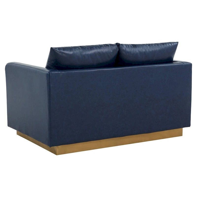 LeisureMod Nervo Nowoczesna Skórzana Sofa Dwuoosobowa ze Złotą Podstawą i Poduszkami - 55.9