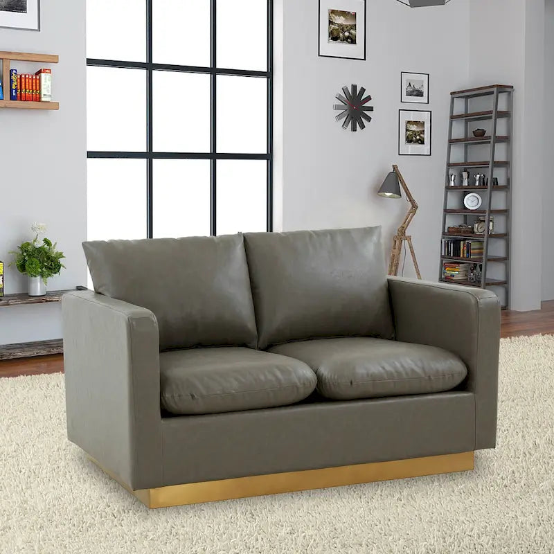 LeisureMod Nervo Nowoczesna Skórzana Sofa Dwuoosobowa ze Złotą Podstawą i Poduszkami - 55.9