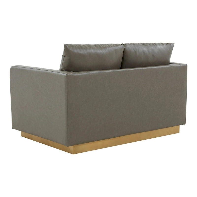LeisureMod Nervo Nowoczesna Skórzana Sofa Dwuoosobowa ze Złotą Podstawą i Poduszkami - 55.9