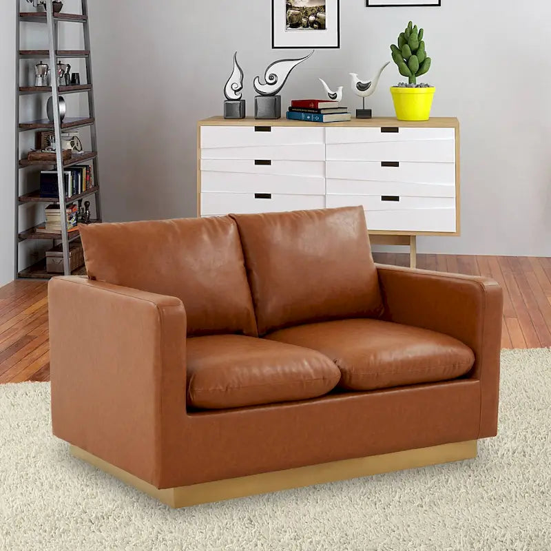 LeisureMod Nervo Nowoczesna Skórzana Sofa Dwuoosobowa ze Złotą Podstawą i Poduszkami - 55.9
