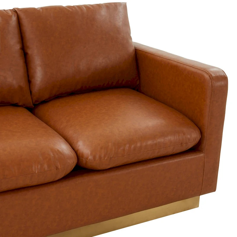 LeisureMod Nervo Nowoczesna Skórzana Sofa Dwuoosobowa ze Złotą Podstawą i Poduszkami - 55.9