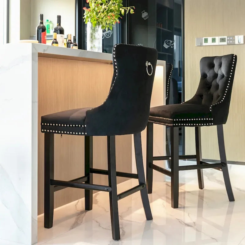 Tabourets de bar contemporains en velours capitonné avec pieds en bois et clous décoratifs chromés, lot de 2
