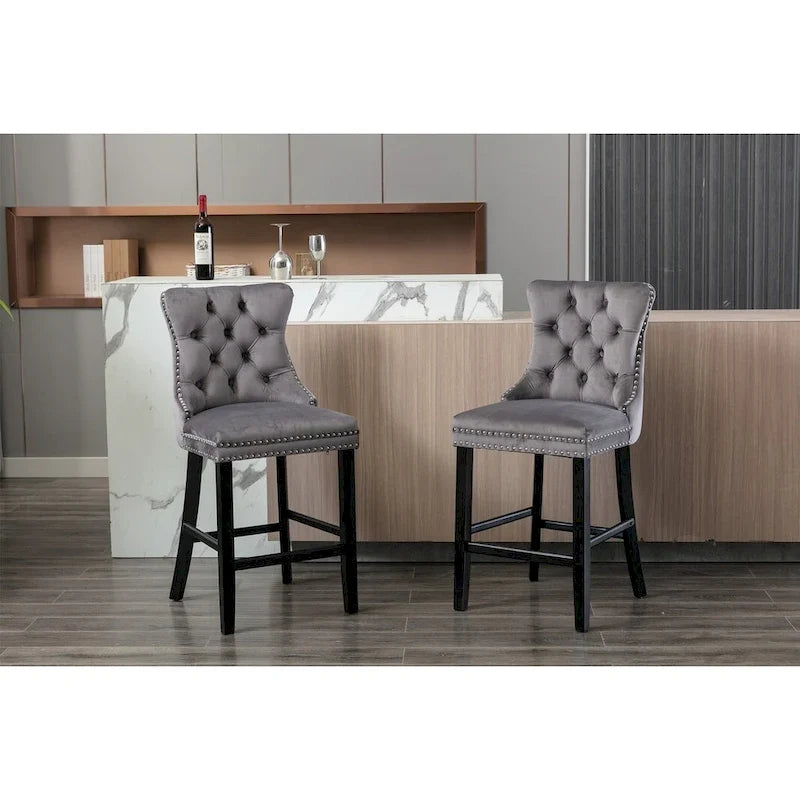 Tabourets de bar contemporains en velours capitonné avec pieds en bois et clous décoratifs chromés, lot de 2