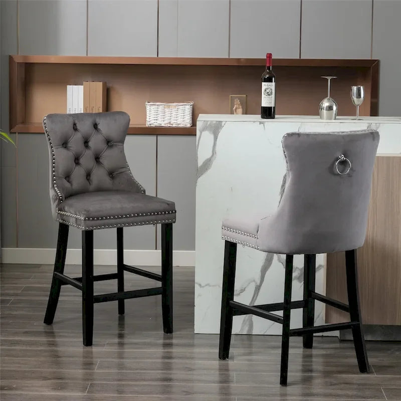 Tabourets de bar contemporains en velours capitonné avec pieds en bois et clous décoratifs chromés, lot de 2