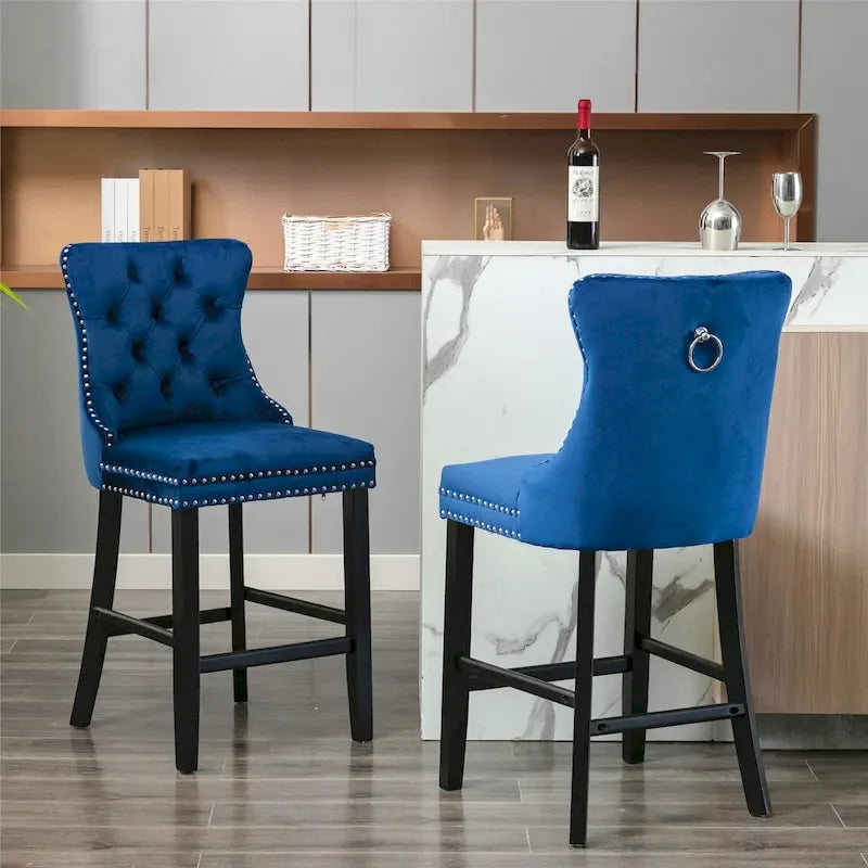 Tabourets de bar contemporains en velours capitonné avec pieds en bois et clous décoratifs chromés, lot de 2