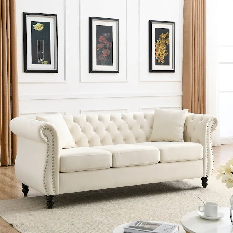 Canapé Chesterfield 80" en Velours Beige pour Salon, Canapé 3 Places Capitonné avec Accoudoirs Roulés et Clous Décoratifs, deux Oreillers