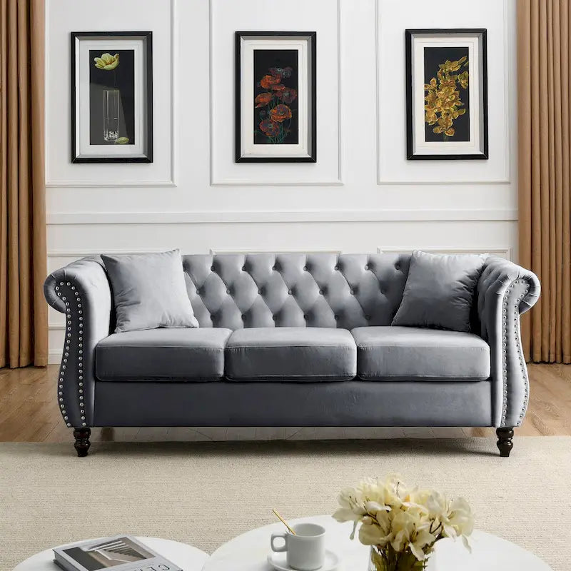 Canapé Chesterfield 80" en Velours Beige pour Salon, Canapé 3 Places Capitonné avec Accoudoirs Roulés et Clous Décoratifs, deux Oreillers