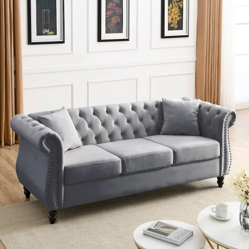 Canapé Chesterfield 80" en Velours Beige pour Salon, Canapé 3 Places Capitonné avec Accoudoirs Roulés et Clous Décoratifs, deux Oreillers