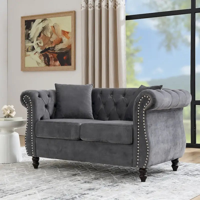 Causeuse chesterfield en velours, accoudoirs arrondis, garniture cloutée