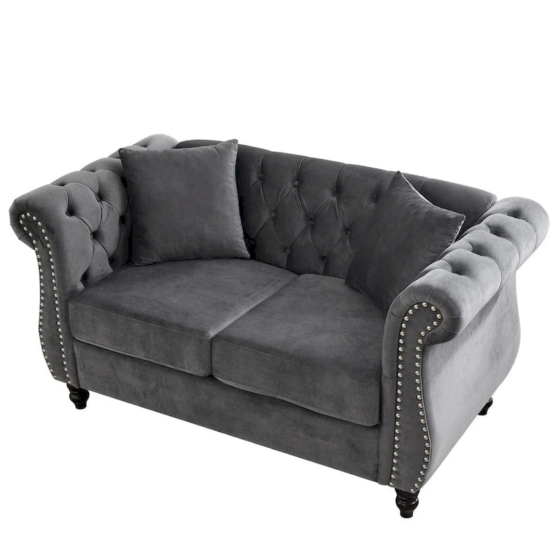Causeuse chesterfield en velours, accoudoirs arrondis, garniture cloutée