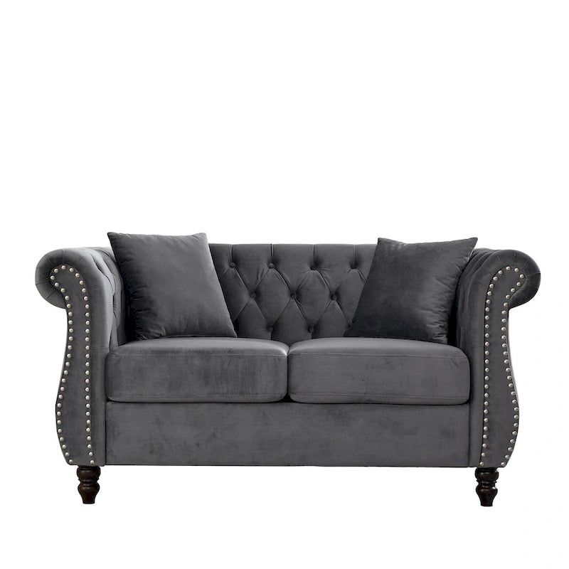 Causeuse chesterfield en velours, accoudoirs arrondis, garniture cloutée