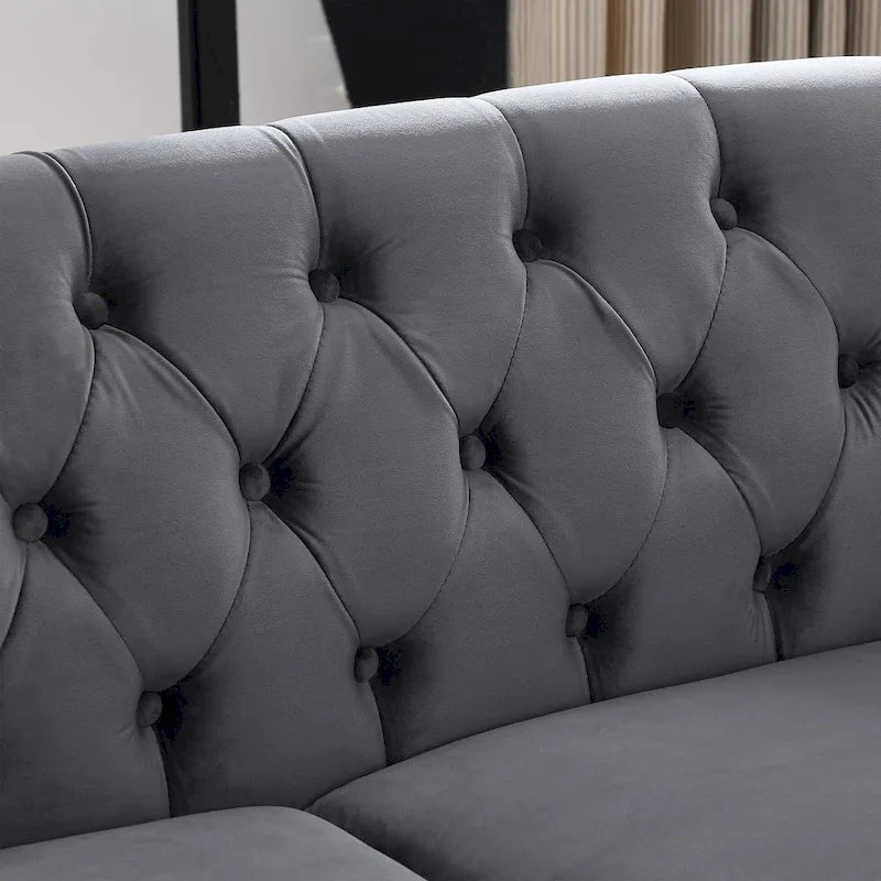 Causeuse chesterfield en velours, accoudoirs arrondis, garniture cloutée