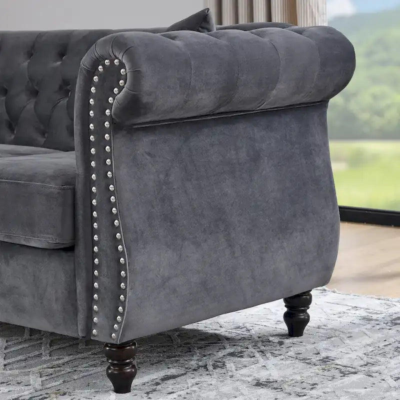 Causeuse chesterfield en velours, accoudoirs arrondis, garniture cloutée
