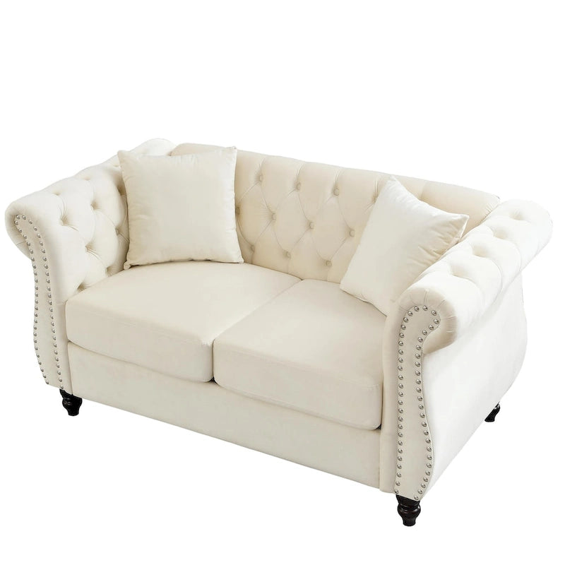 Causeuse chesterfield en velours, accoudoirs arrondis, garniture cloutée