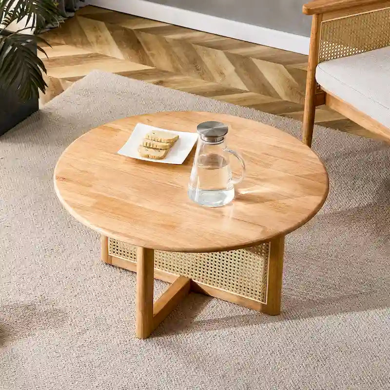 drewniany stolik kawowy z elementami imitującymi rattan