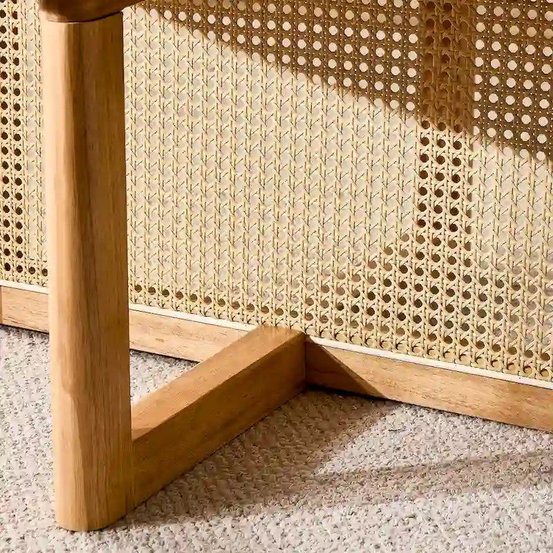 drewniany stolik kawowy z elementami imitującymi rattan