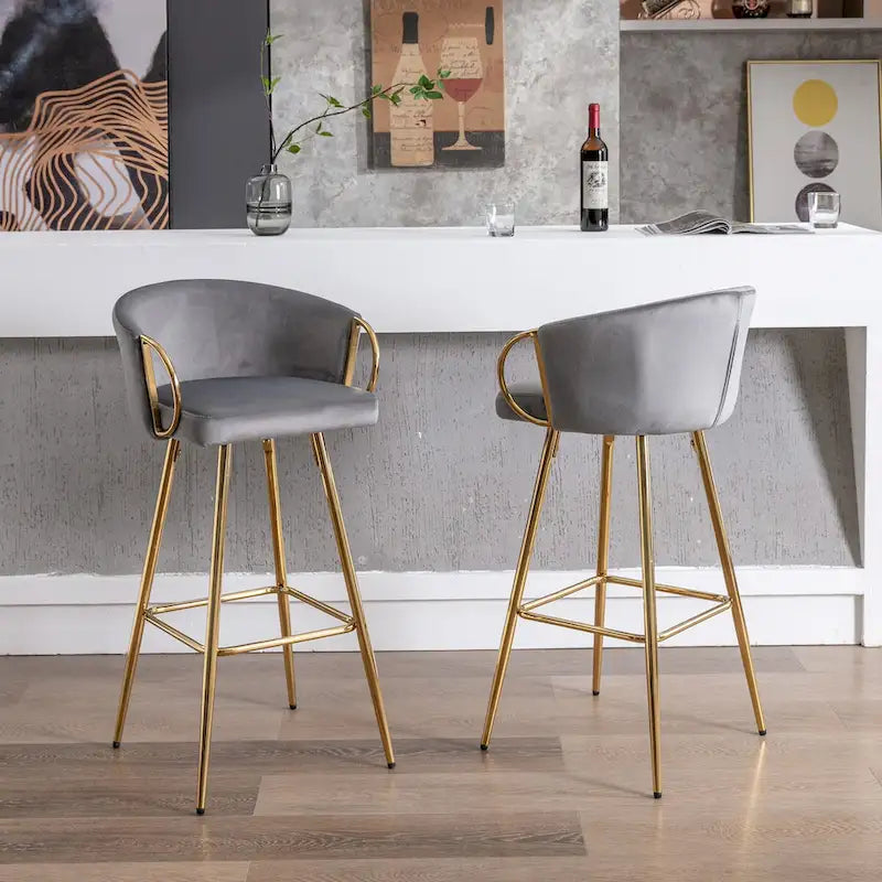Lot de 2 tabourets de bar de 66 cm avec repose-pieds et base chromés, pieds dorés et revêtement velours, gris